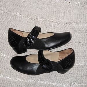 Kumfs ziera black leather MaryJanes 36